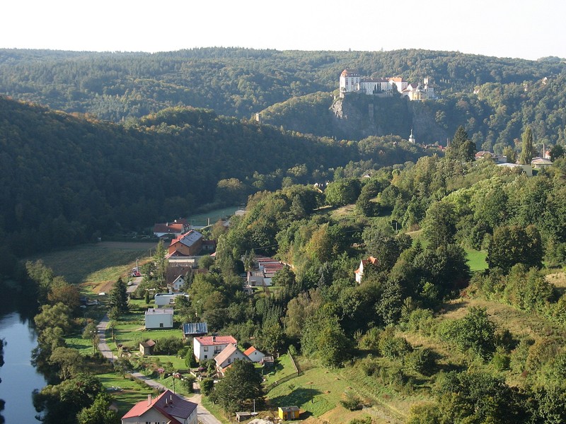 Pohled na městečko Vranov nad Dyjí od Vranovské přehrady Pohled na městečko Vranov nad Dyjí od Vranovské přehrady